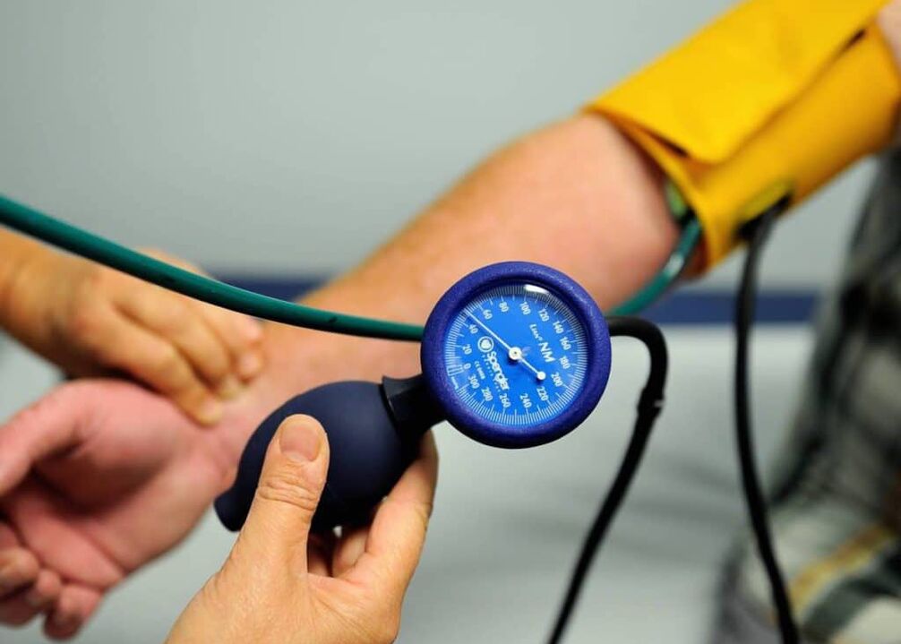 Pokud máte hypertenzi, musíte si krevní tlak měřit správně a pravidelně. 